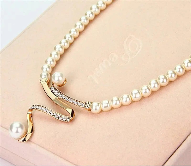 Set collana e orecchini con perle naturali