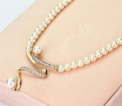 Set collana e orecchini con perle naturali