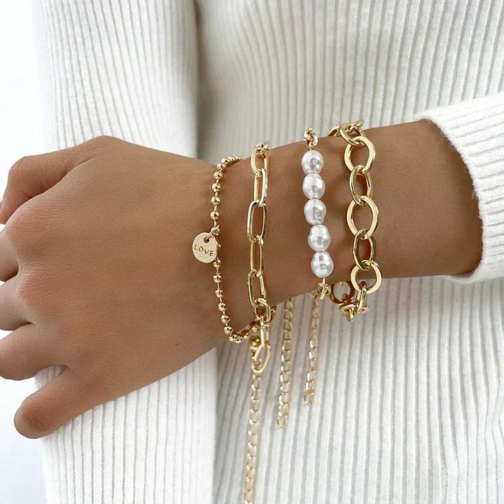 Set di Bracciali con Perle Dorate e Charm