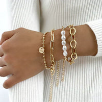 Set di Bracciali con Perle Dorate e Charm