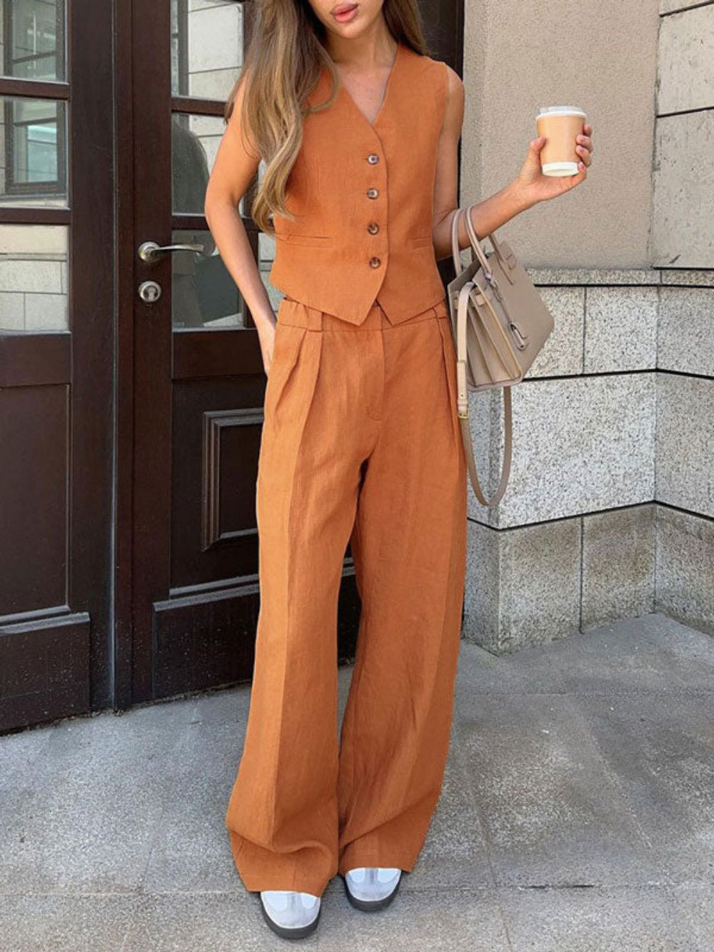 Pantaloni a gamba larga plissettati in cotone e lino con scollo a V classico