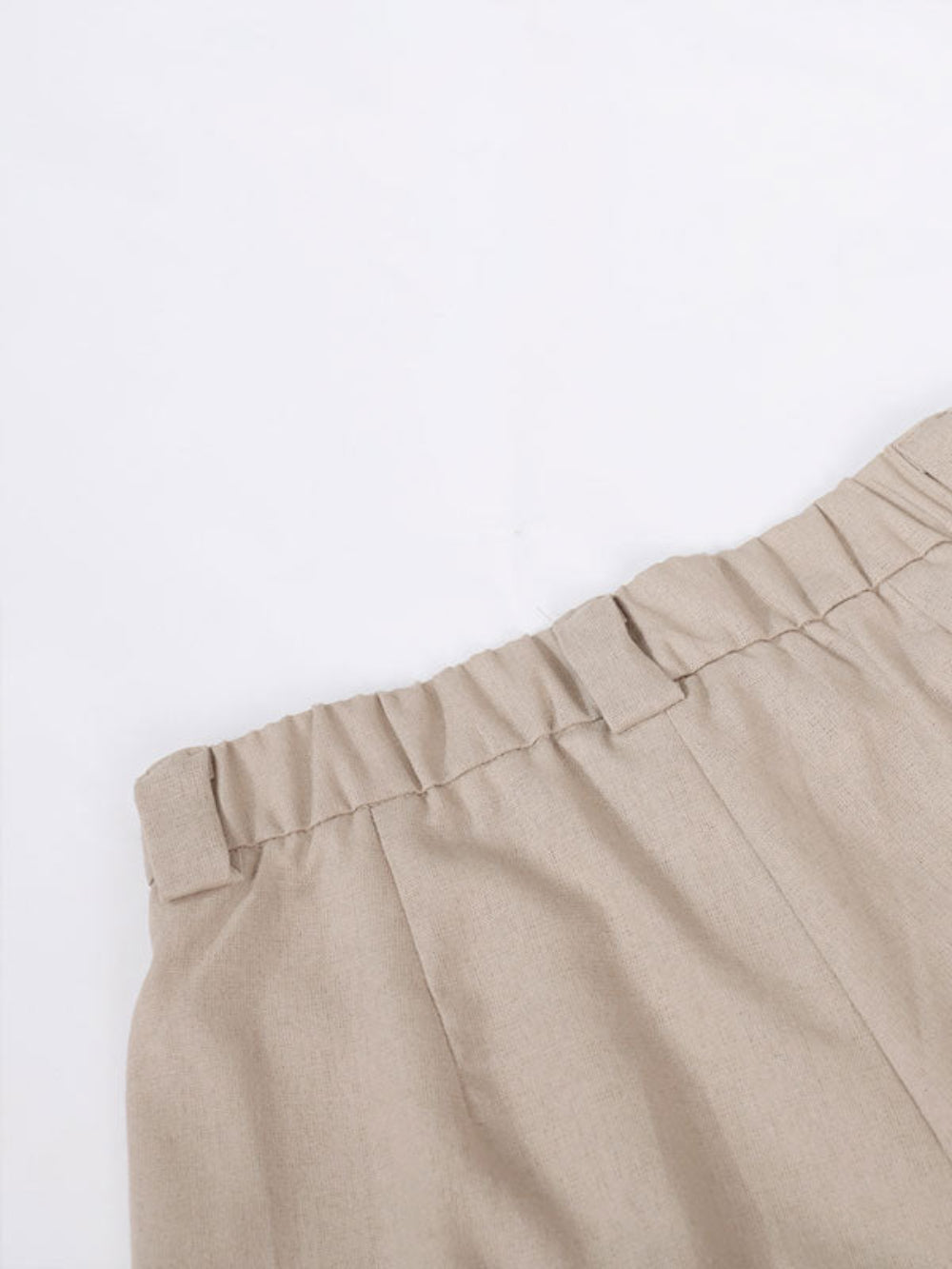 Pantaloni a gamba larga plissettati in cotone e lino con scollo a V classico