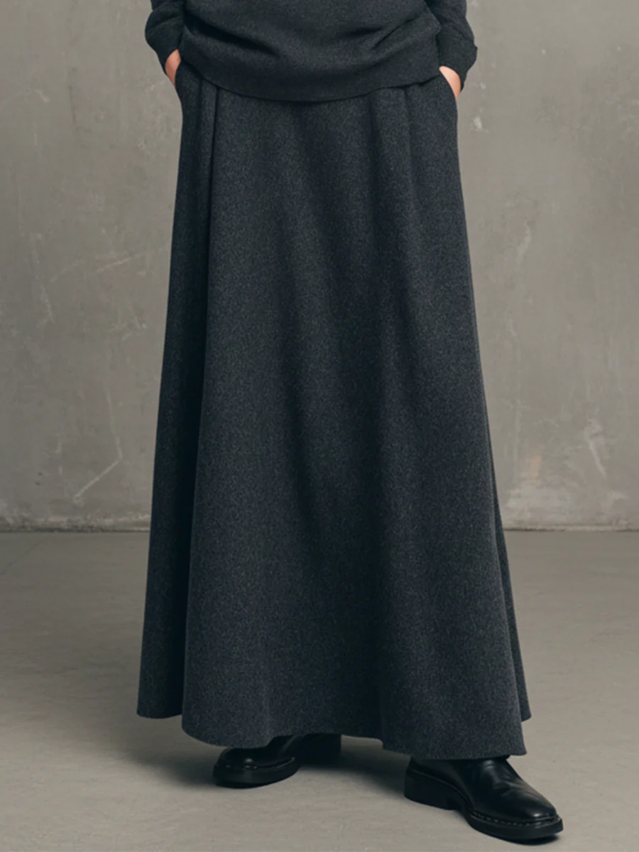 Completo Top Alto in Grigio Carbone e Gonna Lunga Svasata