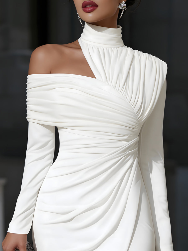 Abito Midi Asimmetrico Drappeggiato Bianco con Collo Alto e Spalla Scoperta