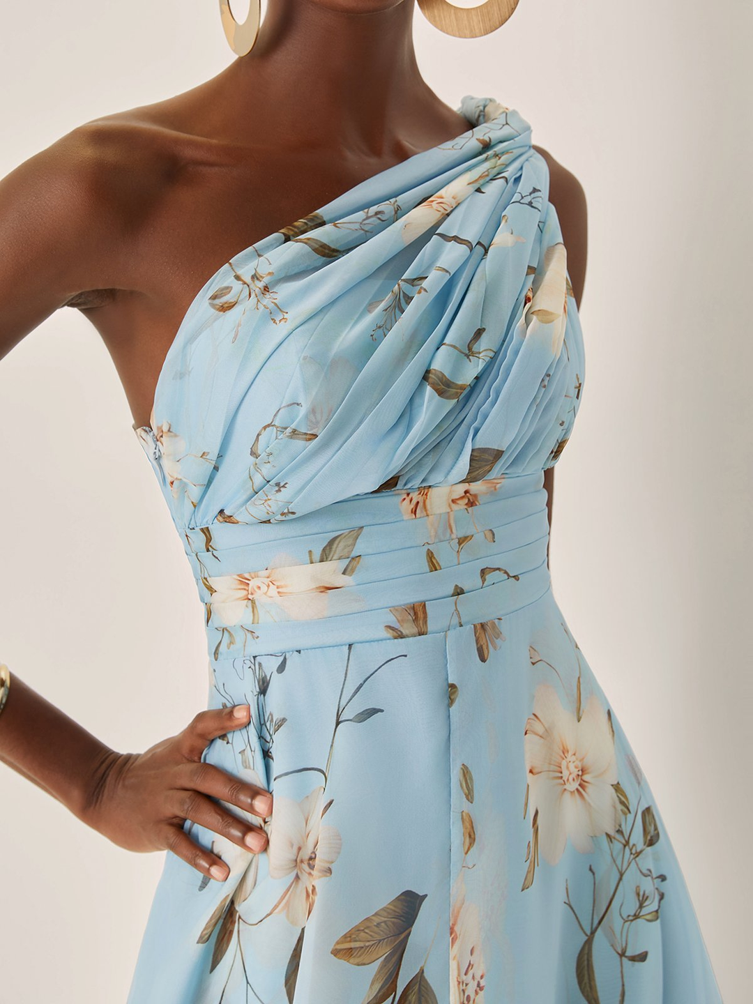 Abito Maxi in Chiffon a Spalla Scoperta con Fiori Blu Chiaro