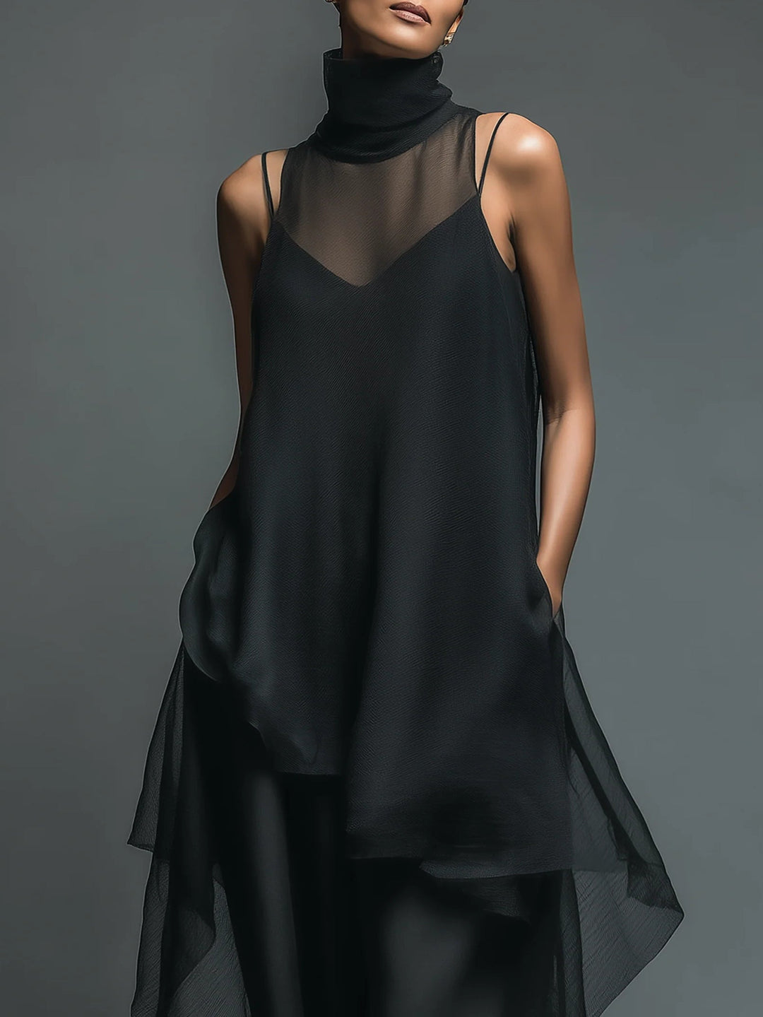 Abito Slip Minimalista Nero in Fibra di Acetato Finto Abbinato a un Coprente in Chiffon, Set Due Pezzi