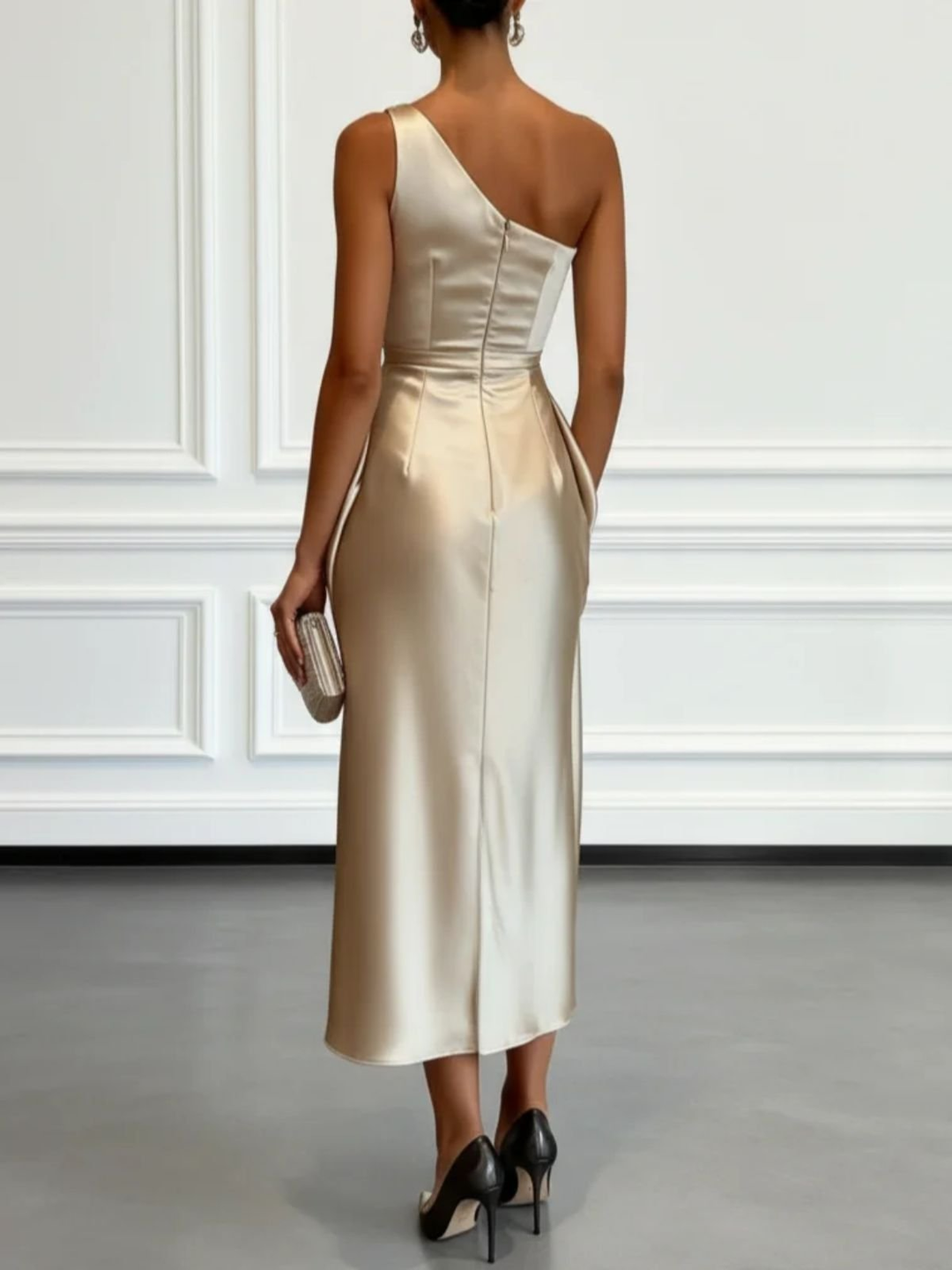 Abito Midi Ruché Senza Maniche in Satin Champagne con Spalla Scoperta