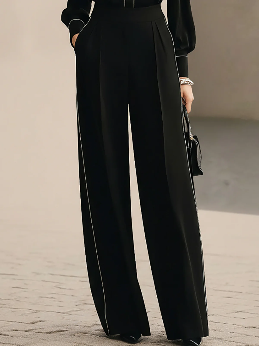 Blusa con Papillon Trimmato in Bianco e Nero e Pantaloni a Gamba Larga Set di Due Pezzi