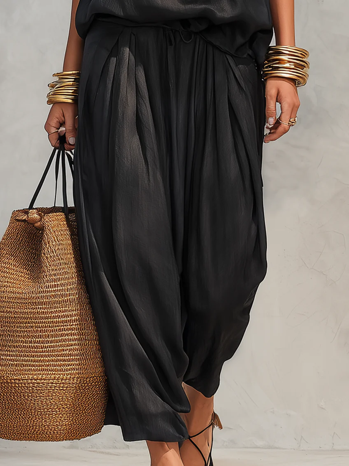 Set di Top Senza Maniche con Collo Halter Nero e Pantaloni Plissettati
