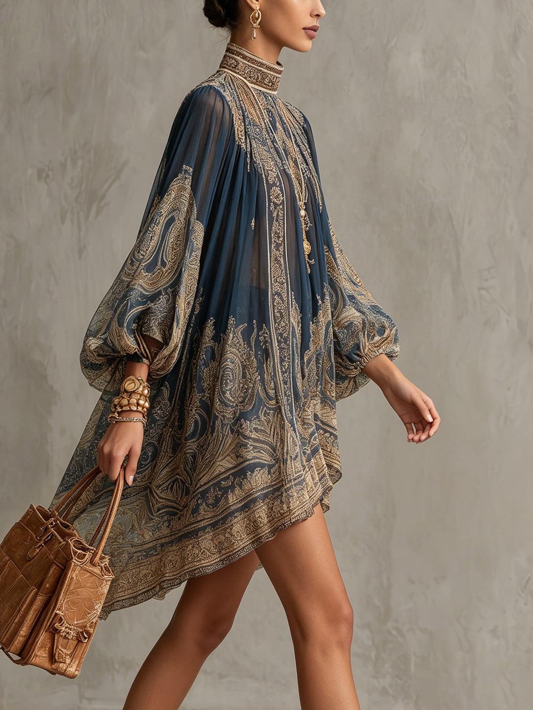 Abito Mini in Chiffon Irregolare a Collo Alto con Stampa Barocca Blu Navy