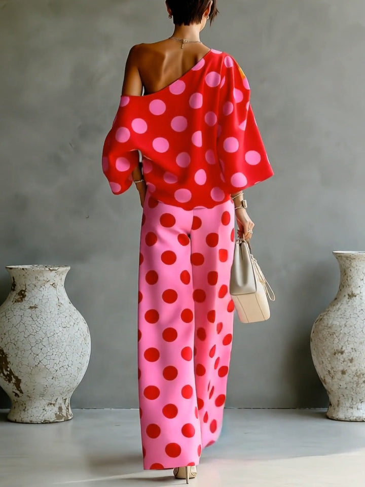 Top rosa retro con pois e pantaloni a gamba larga due pezzi