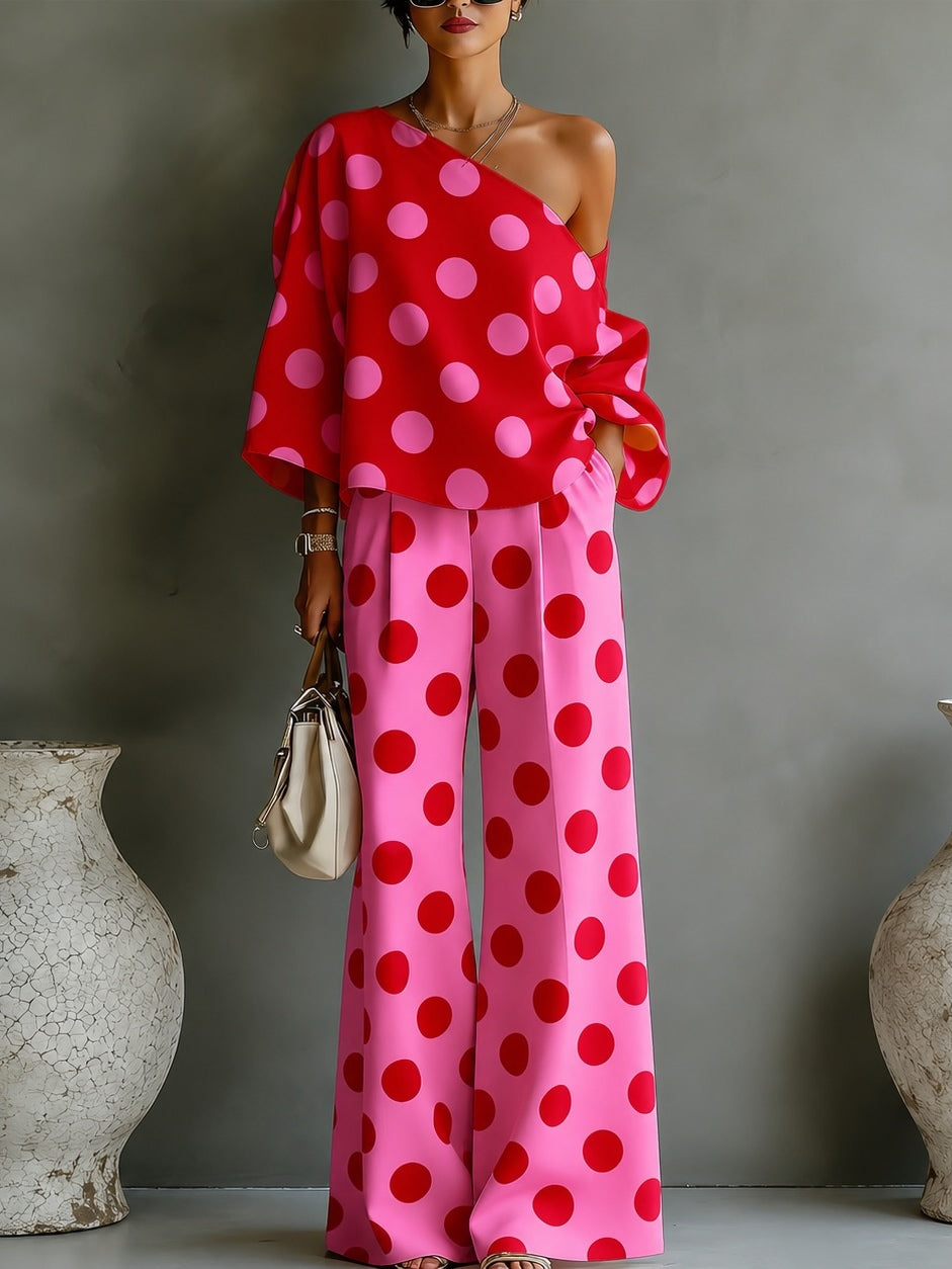Top rosa retro con pois e pantaloni a gamba larga due pezzi