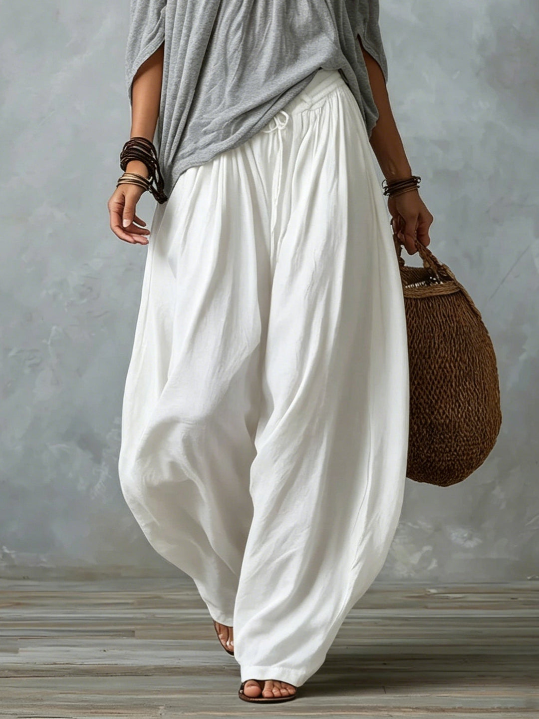 Top Grigio Off-shoulder e Pantaloni Lantern Bianchi Larghi
