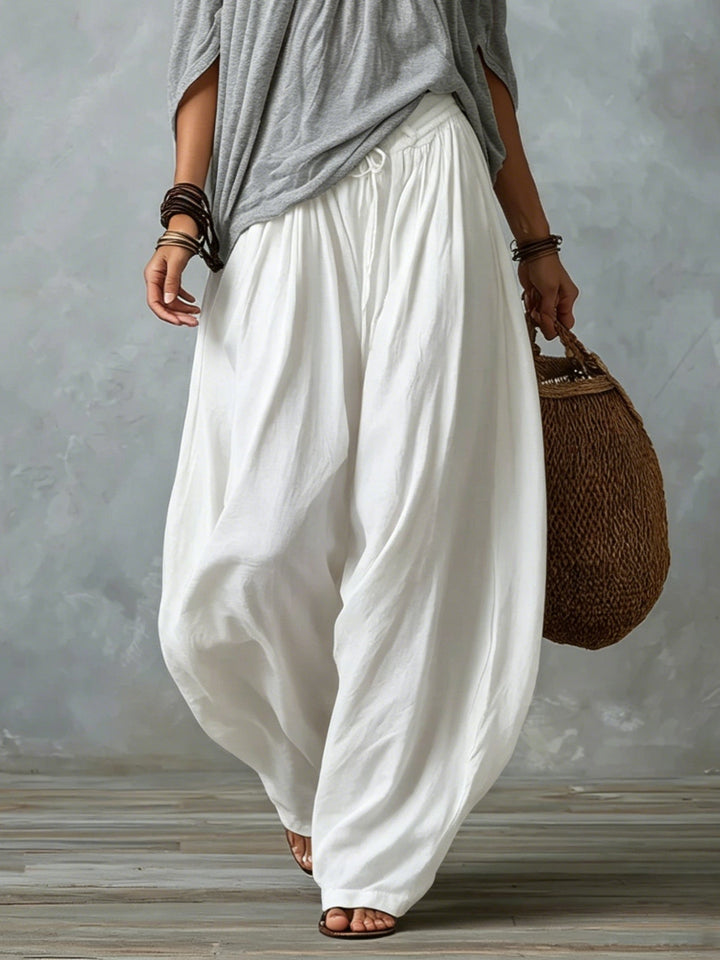 Top Grigio Off-shoulder e Pantaloni Lantern Bianchi Aderenti