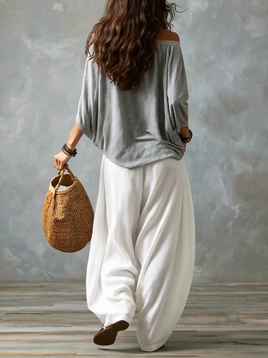 Top Grigio Off-shoulder e Pantaloni Lantern Bianchi Aderenti