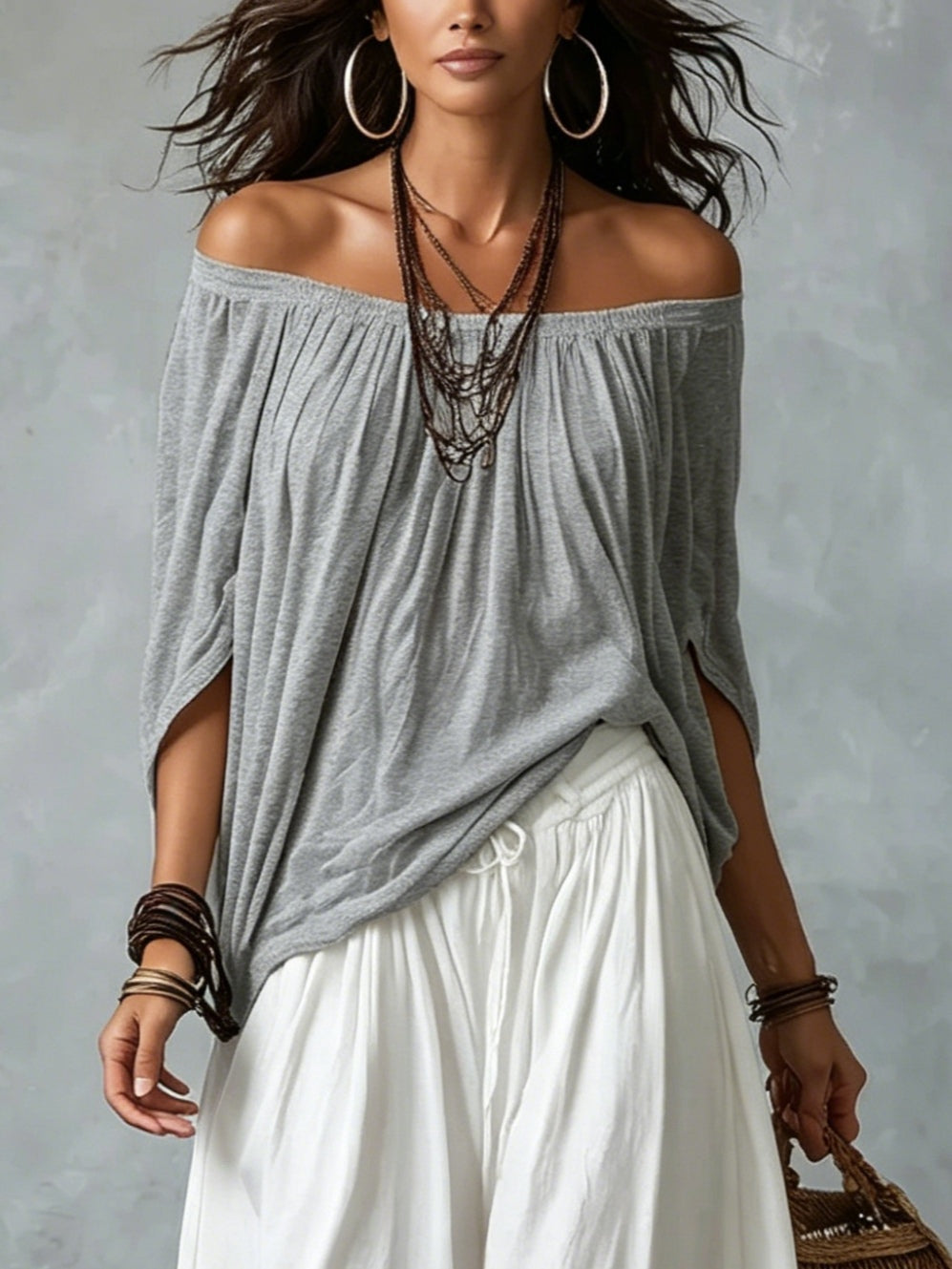 Top Grigio Off-shoulder e Pantaloni Lantern Bianchi Aderenti