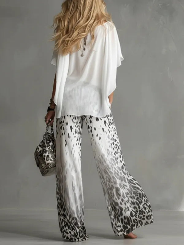 Set di T-shirt Bianca Flowy e Pantaloni in Chiffon con Stampa Leopardo