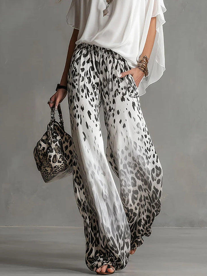 Set di T-shirt Bianca Flowy e Pantaloni in Chiffon con Stampa Leopardo