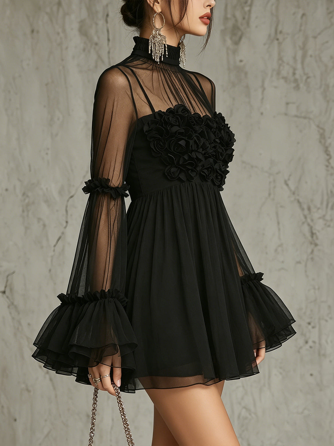 Abito Mini Plissettato in Chiffon Trasparente Nero con Applicazioni Floreali e Collo Alto