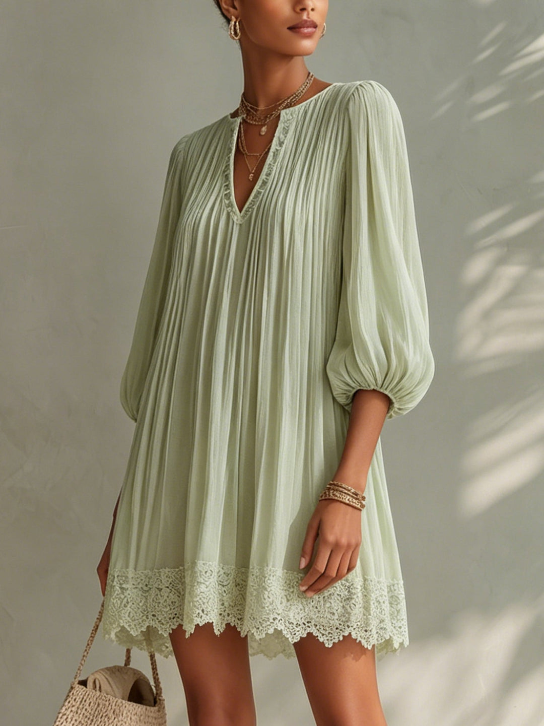 Abito Mini in Chiffon Pieghettato Verde Chiaro con Maniche a Lanternino in Pizzo