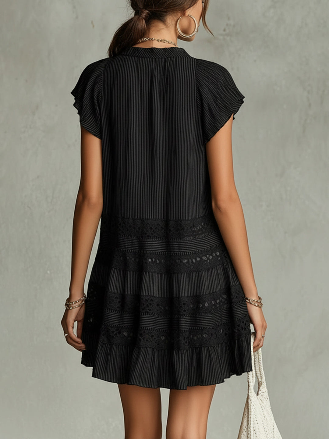 Abito Mini in Chiffon Nero a Righe con Pizzo e Rouches