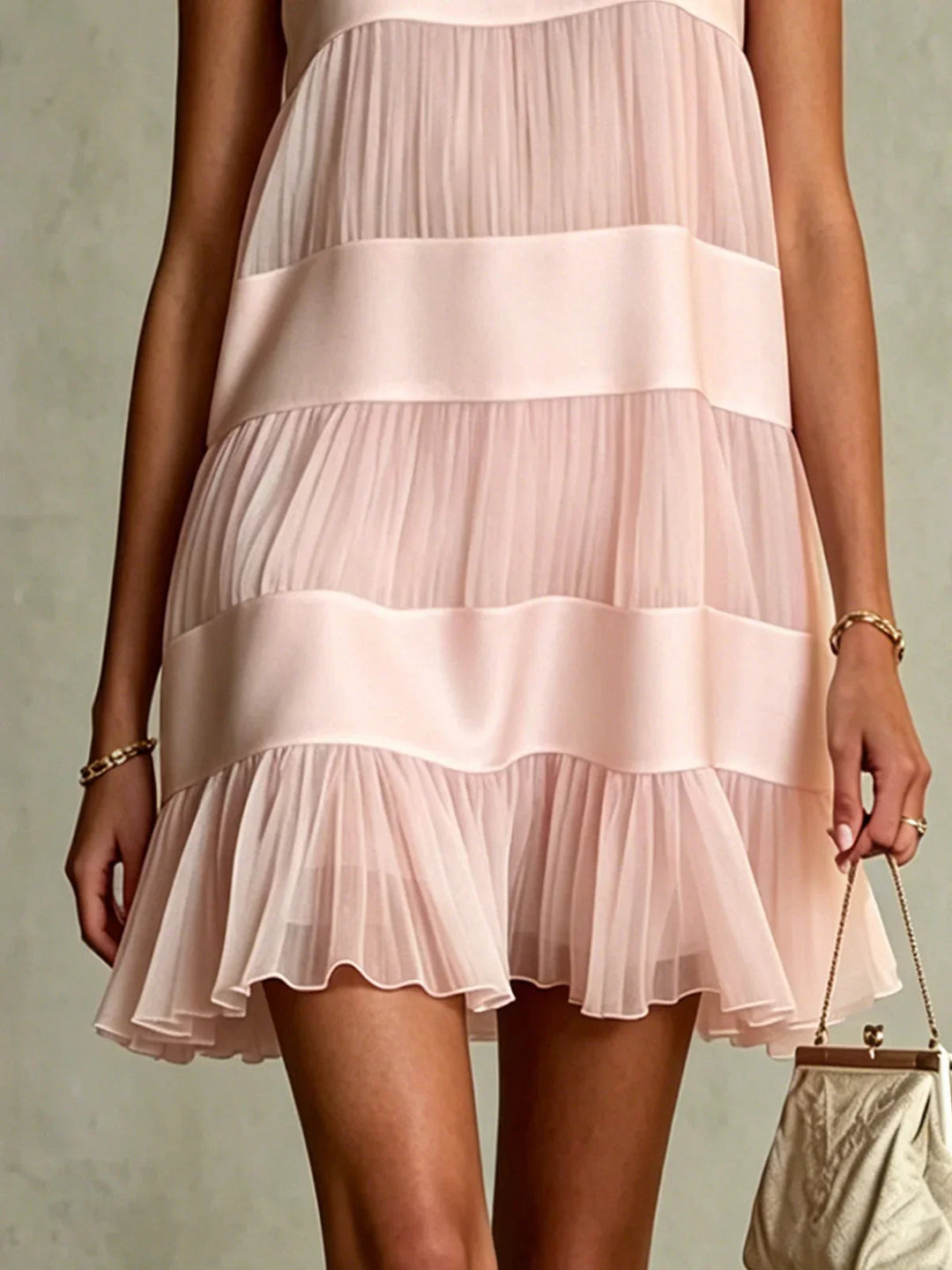 Abito Mini in Chiffon Rosa Chiaro Plissettato con Design a Strati e Patchwork