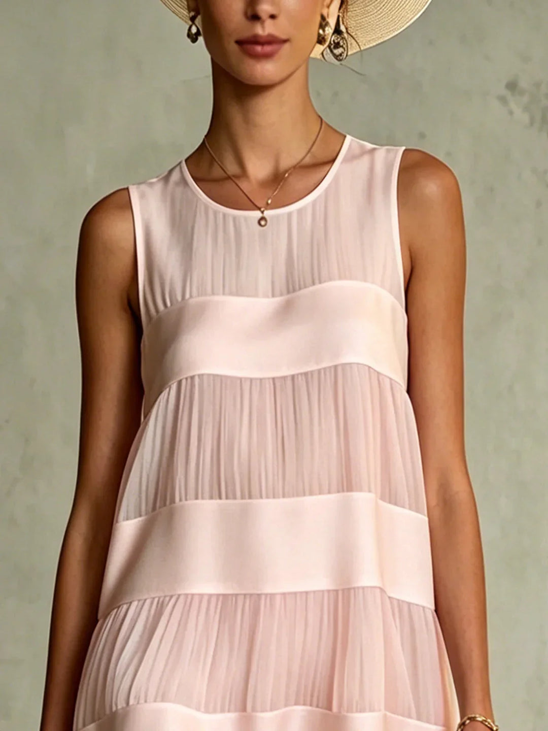 Abito Mini in Chiffon Rosa Chiaro Plissettato con Design a Strati e Patchwork