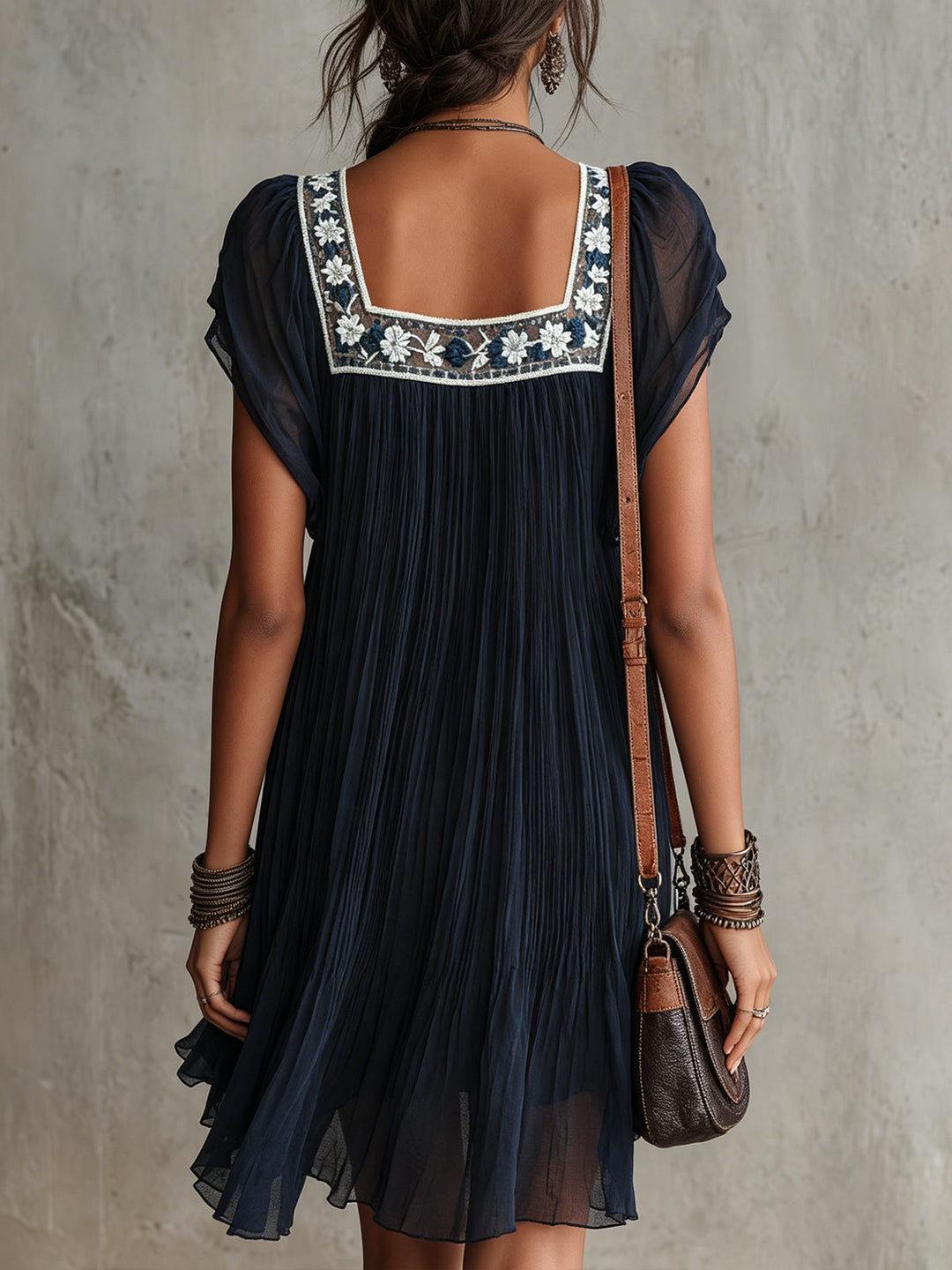 Abito mini in chiffon plissettato ricamato floreale blu navy