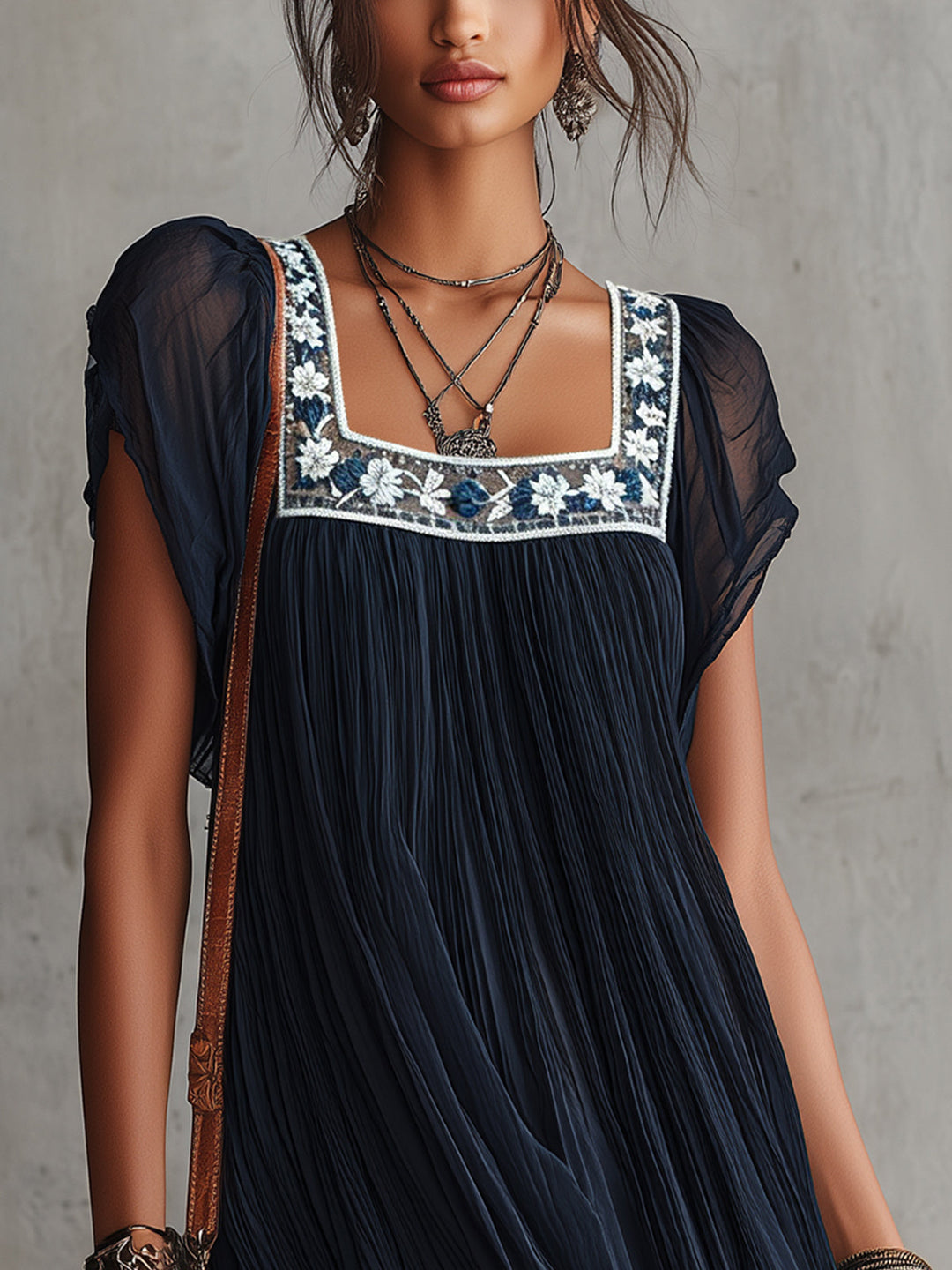Abito Mini in Chiffon Pieghettato Ricamato a Fiori Blu Navy