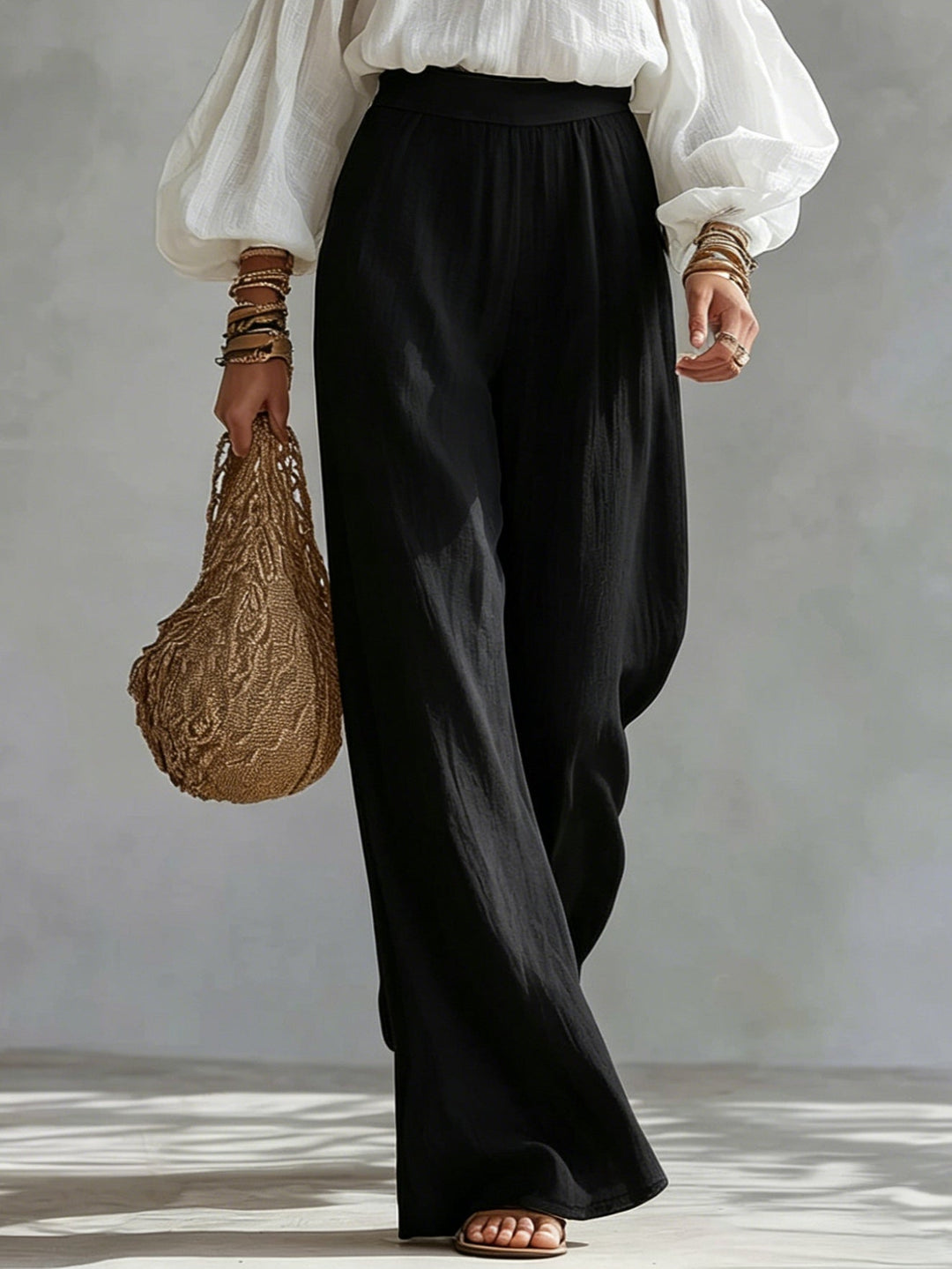 Top Bianco Senza Spalline e Pantaloni Neri a Gamba Larga
