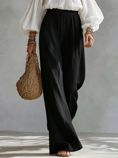 Top senza spalline bianco e pantaloni neri a gamba larga
