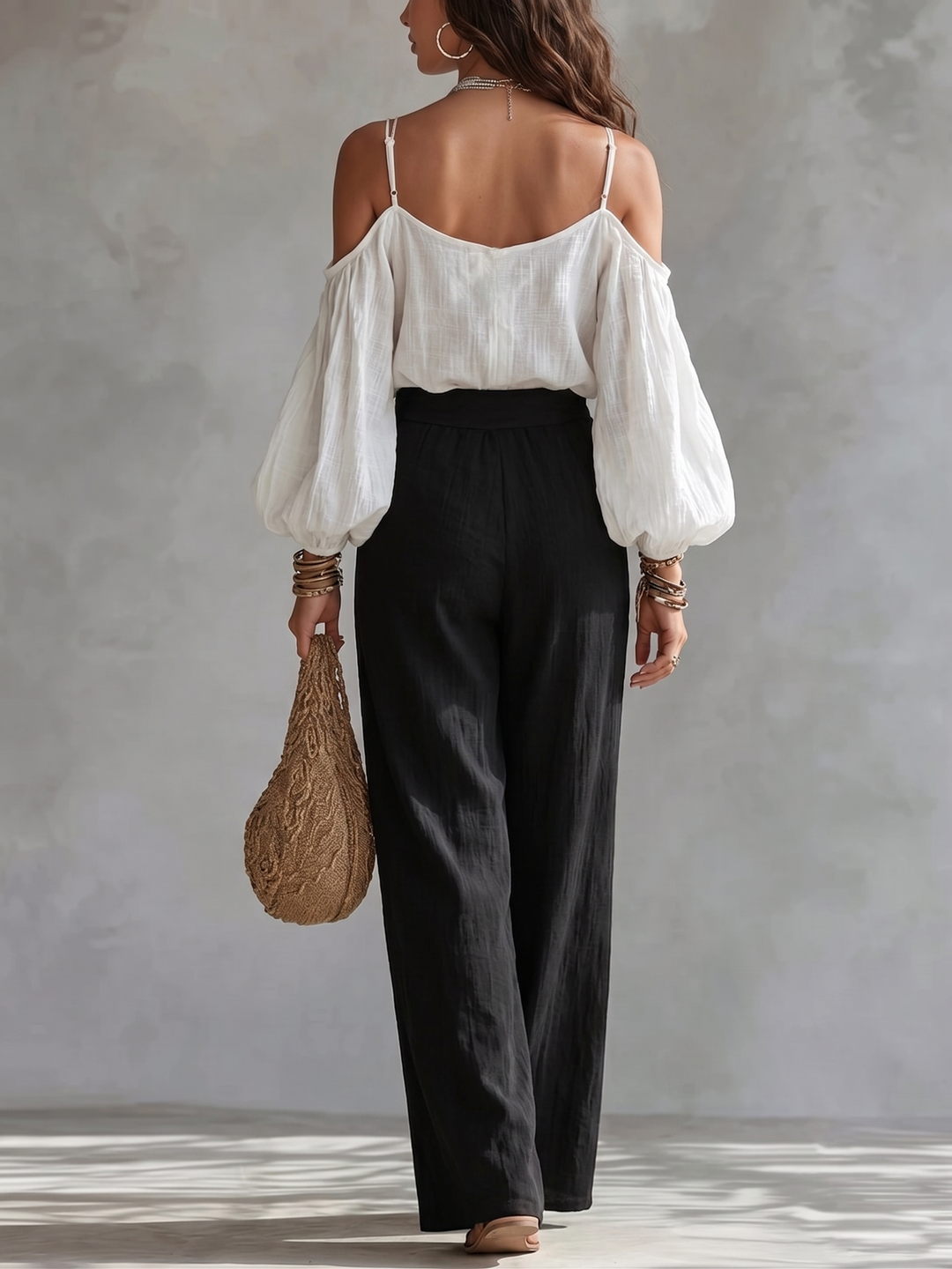 Top senza spalline bianco e pantaloni neri a gamba larga