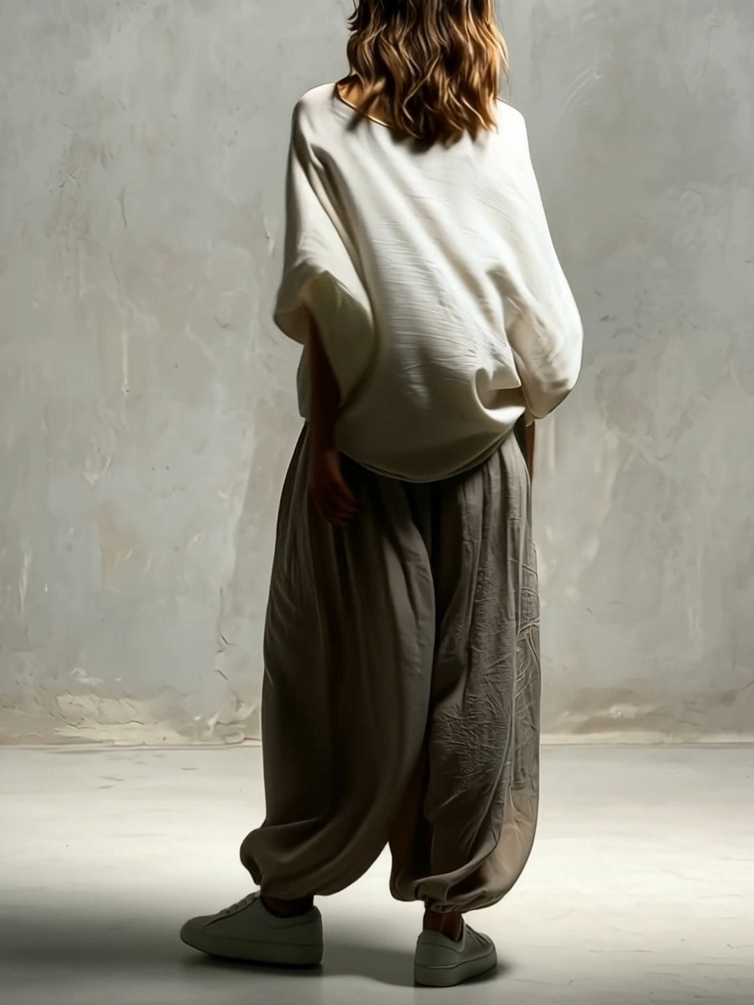 Top Bianco a Maniche Larghe e Pantaloni Harem Leggeri Color Khaki
