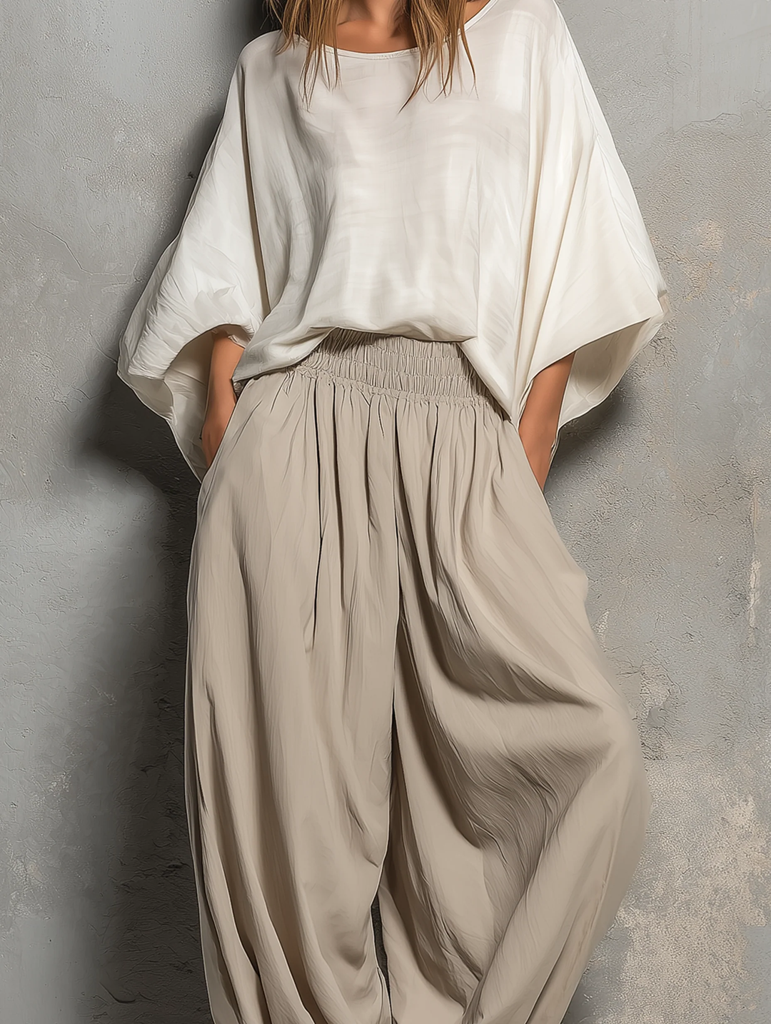 Top Bianco con Maniche a Pipistrello e Pantaloni Harem Leggeri Color Khaki