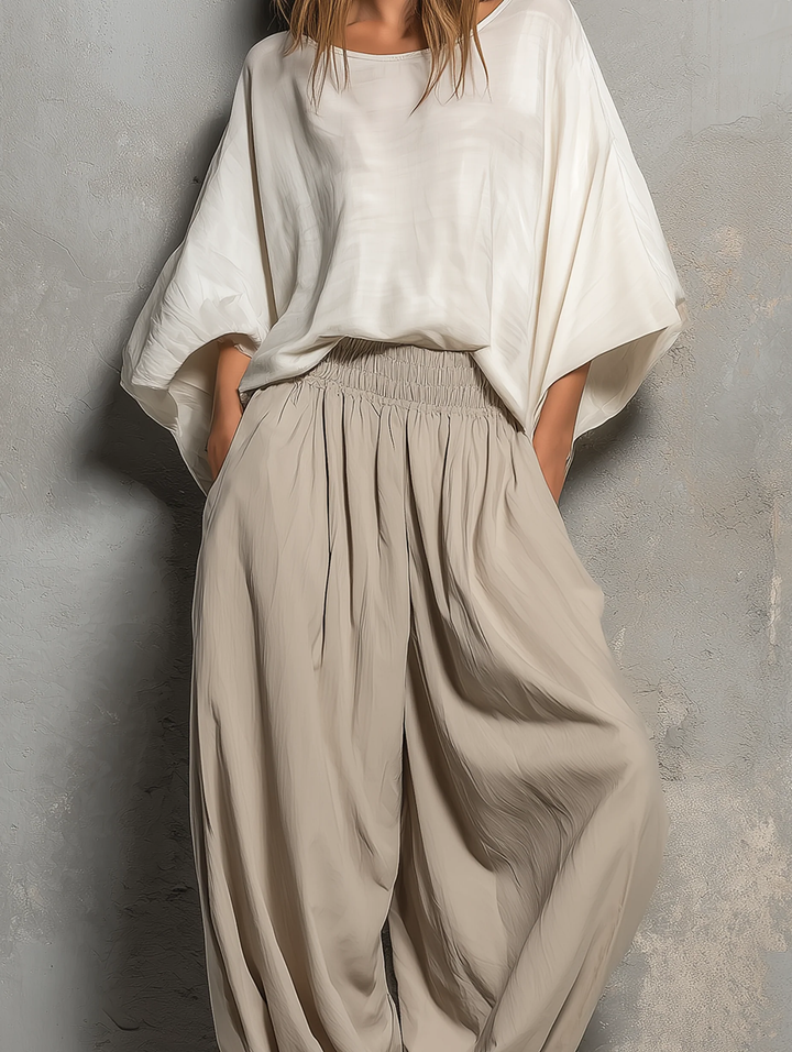 Top Bianco con Maniche a Pipistrello e Pantaloni Harem Leggeri Color Khaki