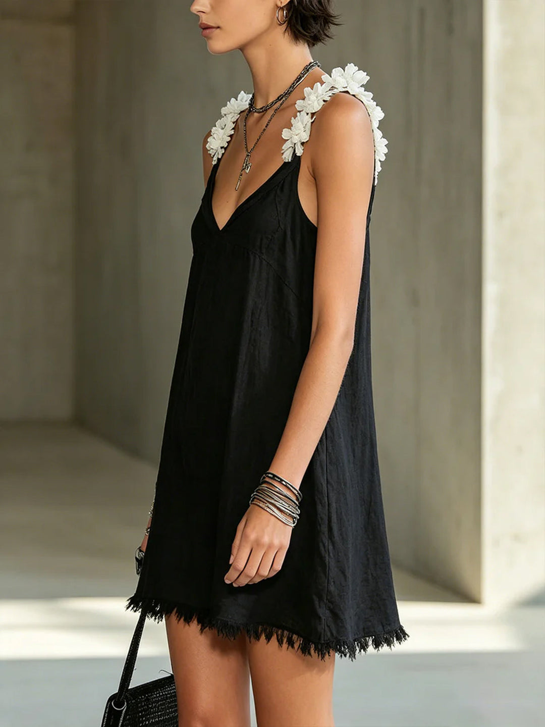Abito Mini con Spalline Floreali e Scollo a V Nero