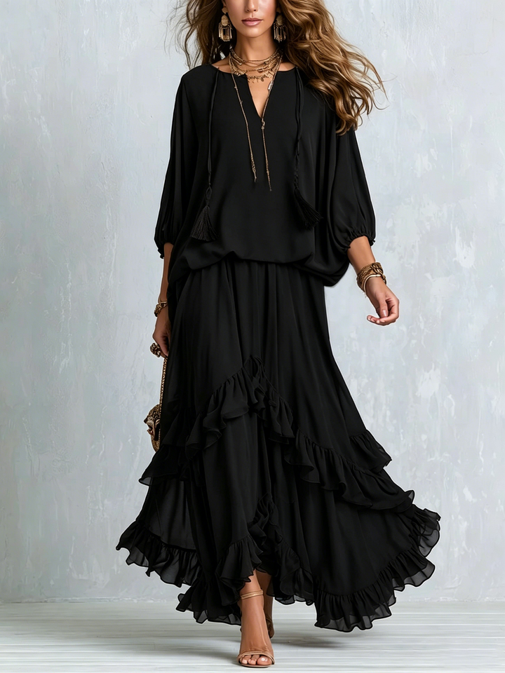 Top V-neck in Chiffon Nero con Frange Abbinato a un Set di Gonna a Strati con Volant
