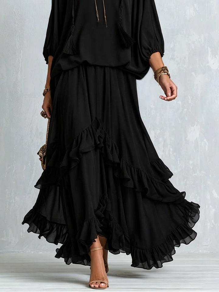 Top V-neck in Chiffon Nero con Frange Abbinato a un Set di Gonna a Strati con Volant