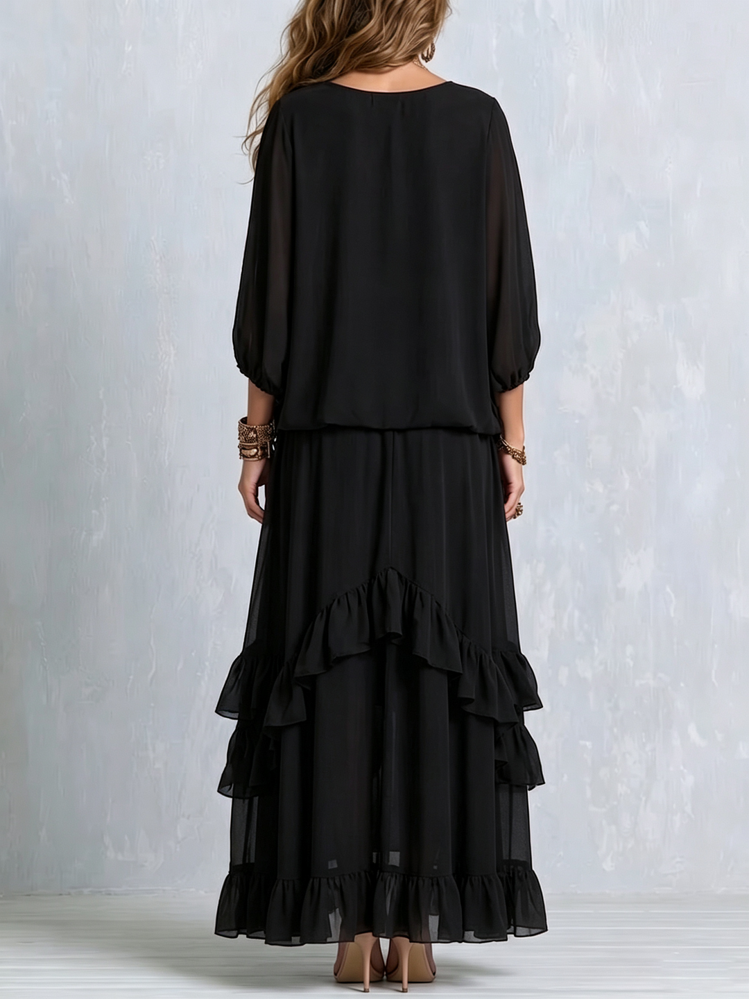 Top V-neck in Chiffon Nero con Frange Abbinato a un Set di Gonna a Strati con Volant