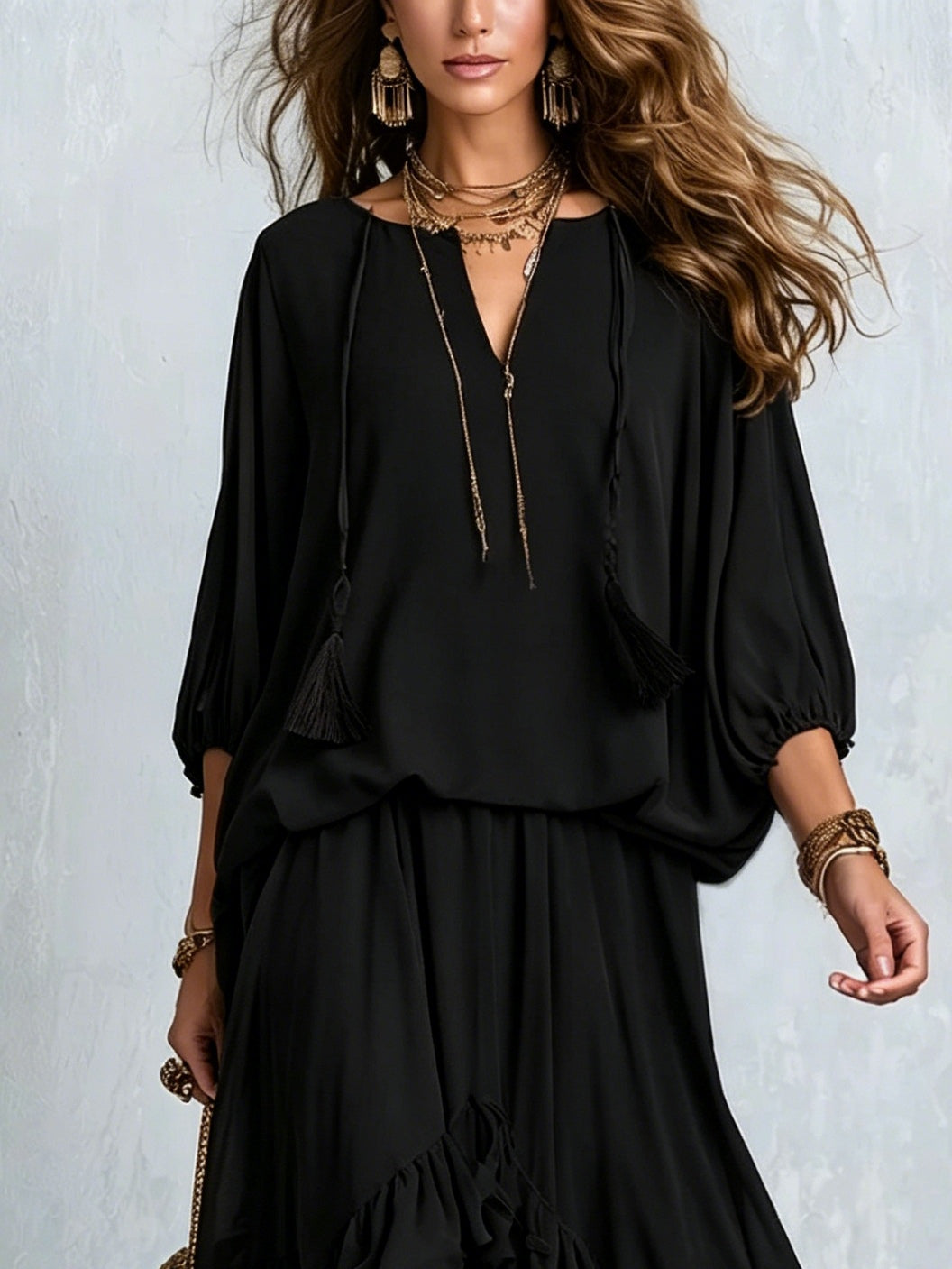 Top V con scollo a V in chiffon nero con frange abbinato a un set di gonna a strati con volant
