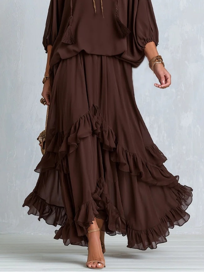 Top in Chiffon Marrone con Frange e Scollo a V Abbinato a una Gonna a Strati con Volant