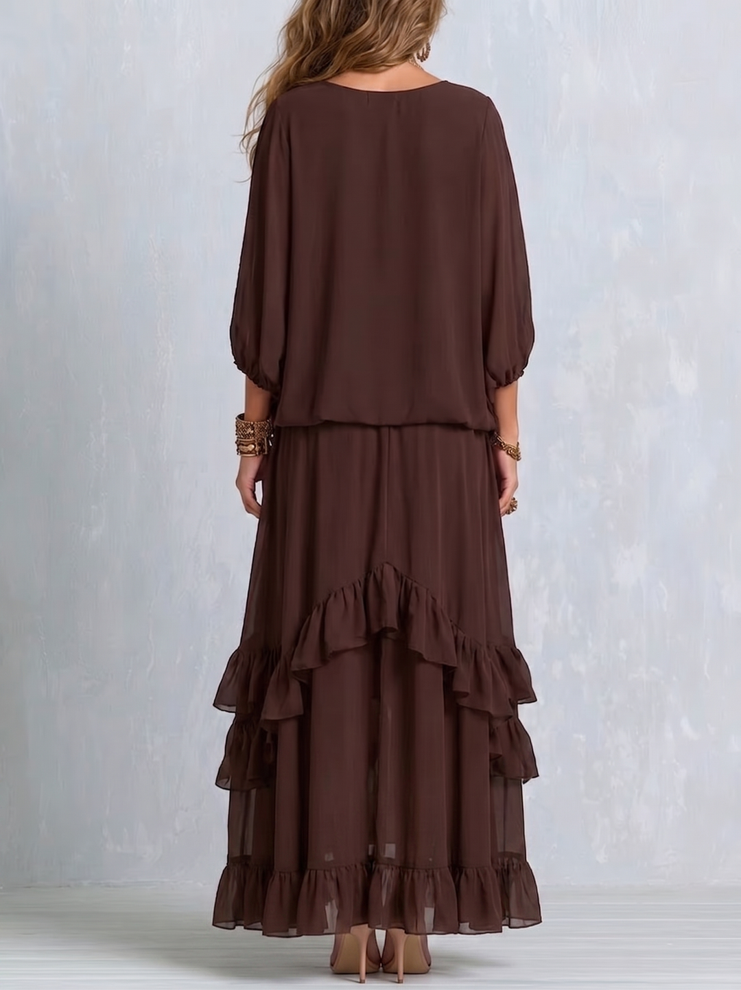 Top V-neck in Chiffon Marrone con Frange Abbinato a un Set di Gonna a Righe Voluminose