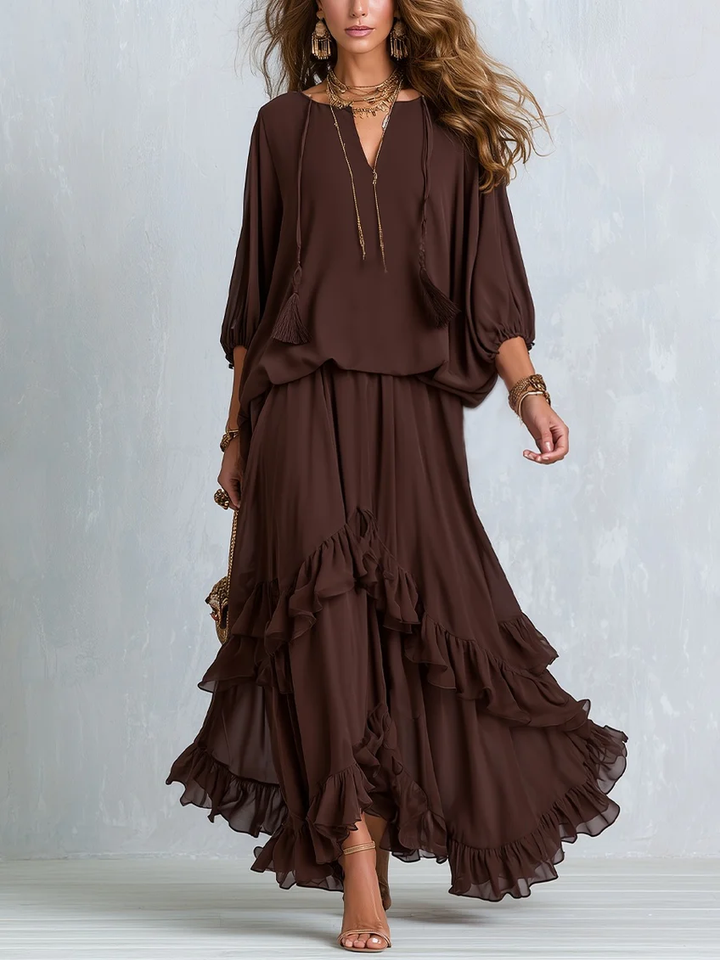 Top V-neck in Chiffon Marrone con Frange Abbinato a un Set di Gonna a Righe Voluminose
