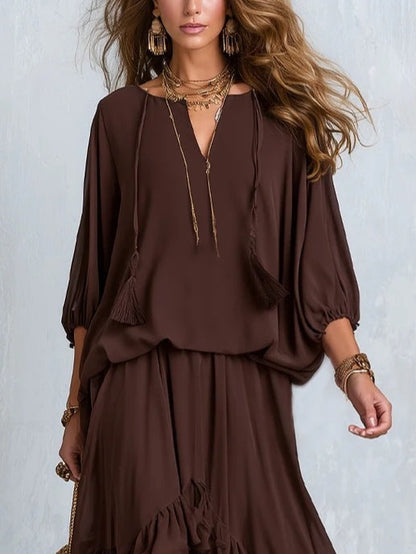 Top in Chiffon Marrone con Frange e Scollo a V Abbinato a una Gonna a Strati con Volant