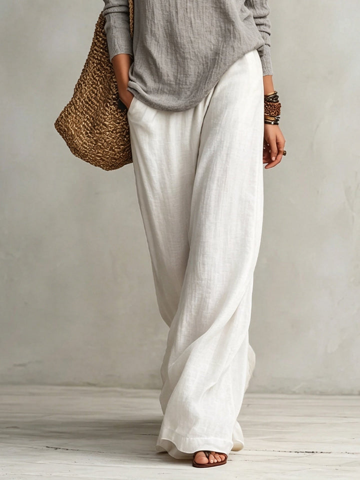 Set Top Grigio a V e Pantaloni a Gamba Larga Bianchi con Vita Elastico