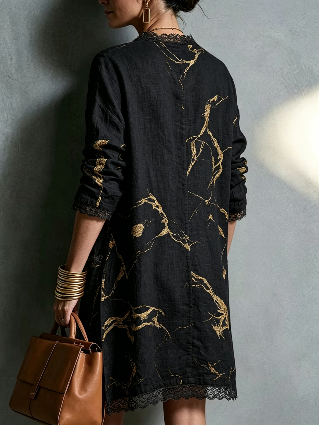 Abito Mini Nero in Stile Gold Stampato con Scollo a V e Pizzo