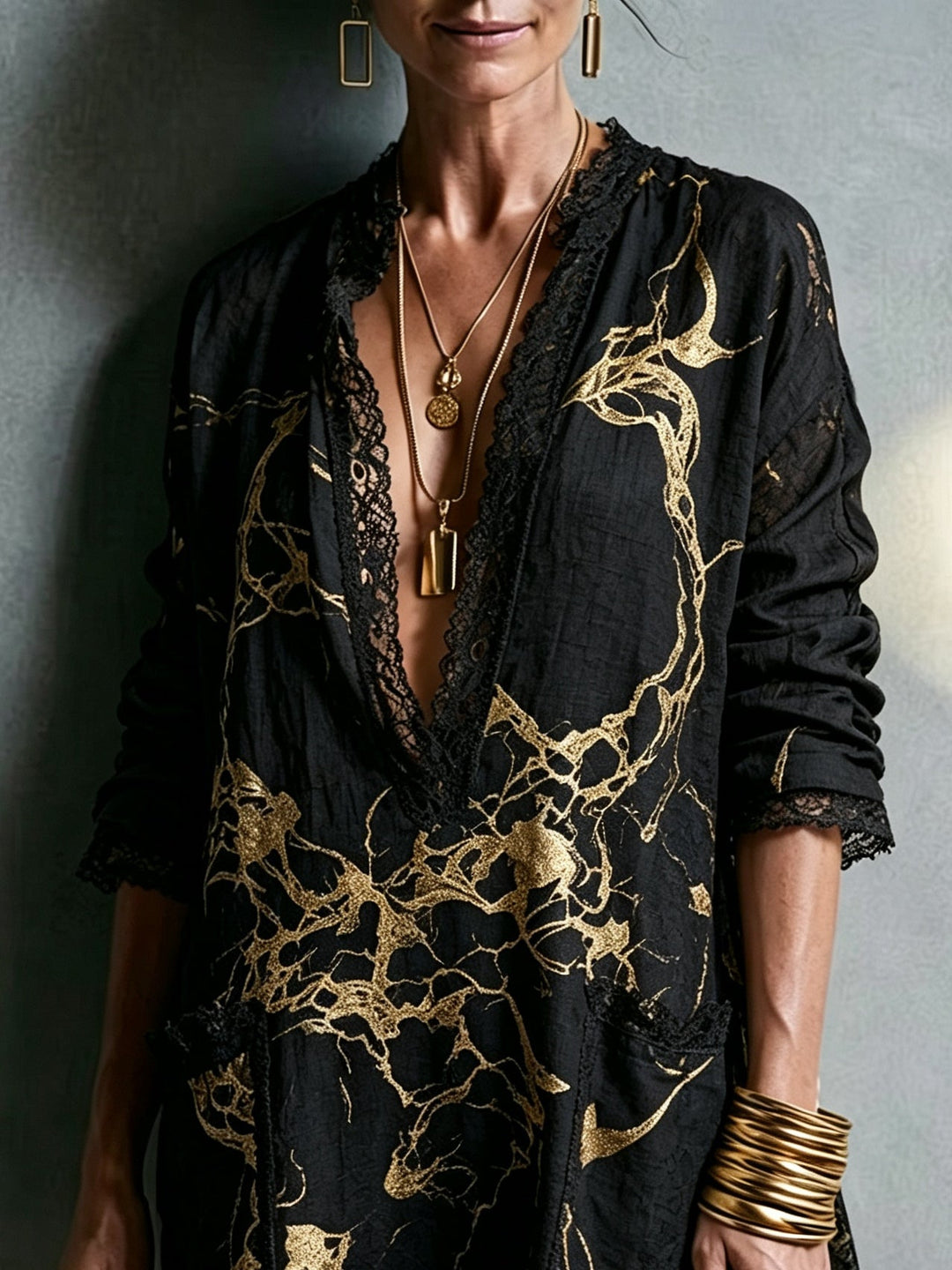 Abito Mini Nero in Stile Gold Stampato con Scollo a V e Pizzo