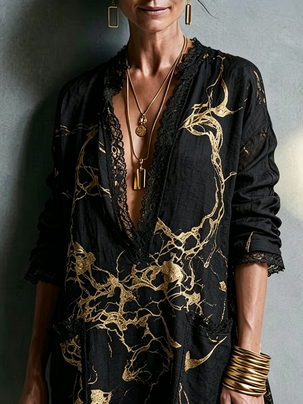 Abito Mini Nero in Stile Gold Stampato con Scollo a V e Pizzo