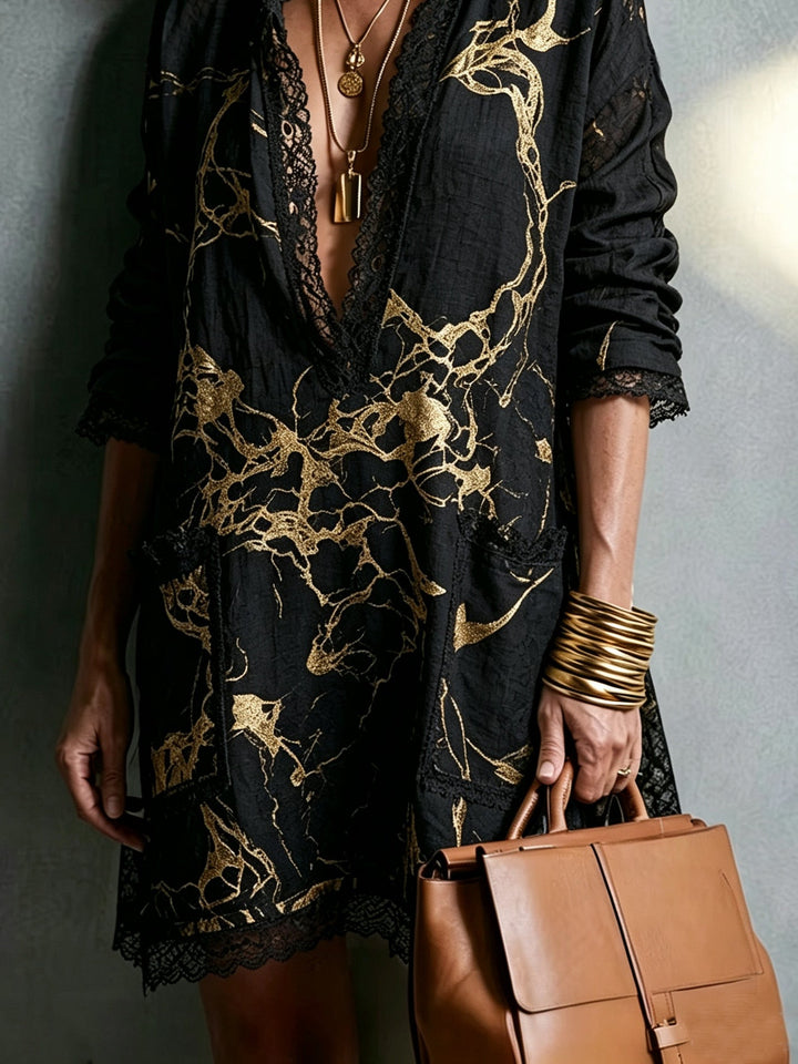 Abito Mini Nero in Stile Gold Stampato con Scollo a V e Pizzo
