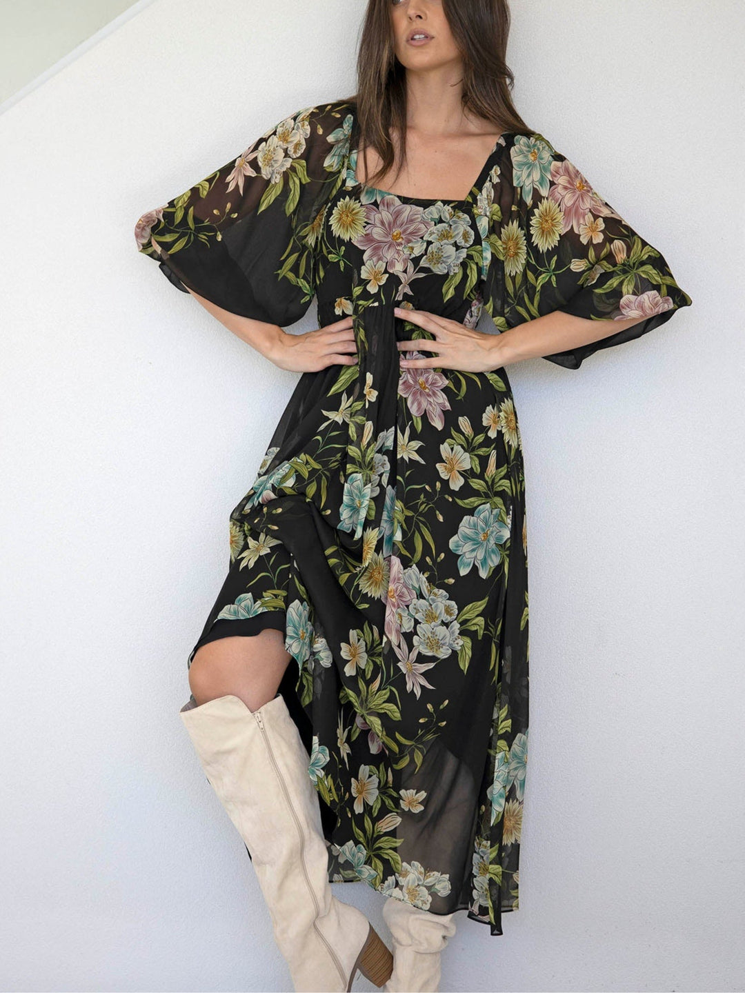 Abito Maxi in Chiffon Nero con Fiori a Maniche Medie e Scollatura Quadrata